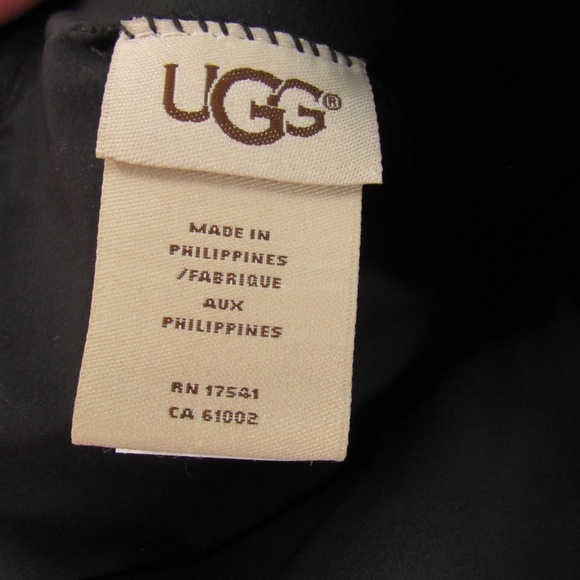 UGG Black Quilt Pattern Hat w/ Pom Pom O/S - Picture 11 of 13